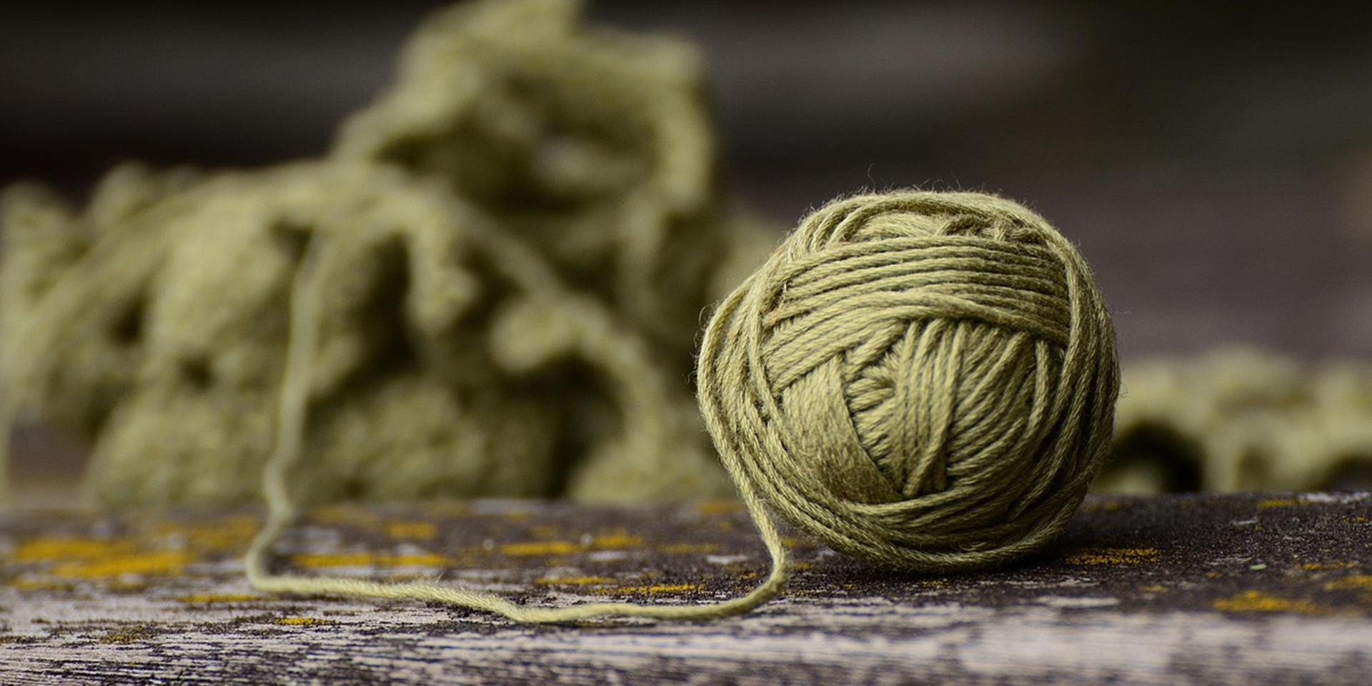 Une balle de laine de mouton verte